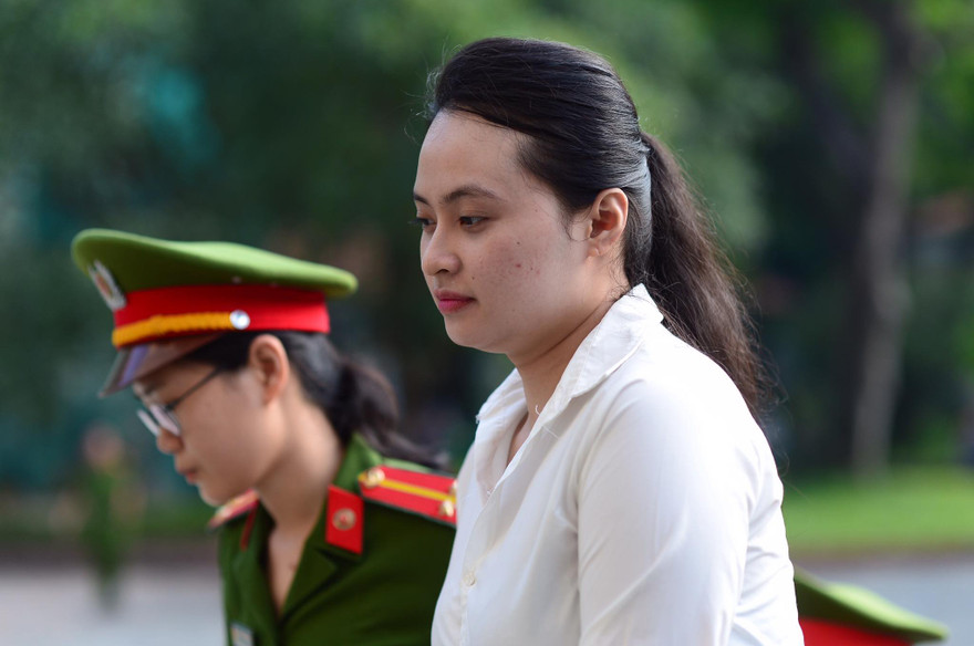 Hot girl Ngọc Miu tại tòa án sáng nay 23/7. Ảnh: Tân Châu