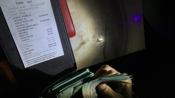 Cư dân mạng nóng mắt vì hình ảnh chứng tỏ độ trác táng của người đẹp.