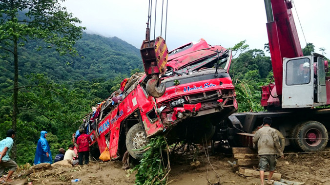 Chiếc xe nát bét sau khi được kéo lên.