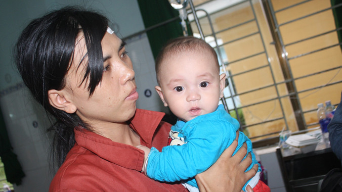 Chị Nguyễn Thị Hạ và cháu Sang cùng chồng thoát chết trong vụ tai nạn.