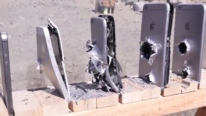 Cần bao nhiêu iPhone để ngăn một viên đạn súng trường?