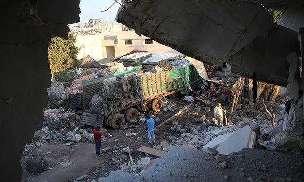 Hiện trường đoàn xe tải cứu trợ của Liên Hợp Quốc bị phá hủy do không kích.