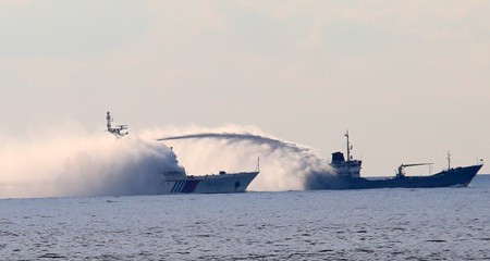 Tàu Trung Quốc phun vòi rồng vào tàu Việt Nam