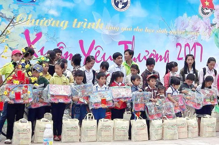 Ban tổ chức tặng quà cho các học sinh có hoàn cảnh khó khăn, mồ côi