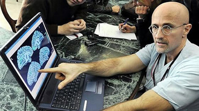 Bác sĩ Sergio Canavero mới đây công bố với thế giới về kế hoạch thực hiện ca cấy ghép đầu đầu tiên.