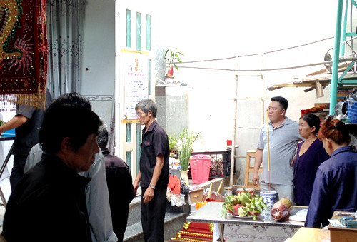 Người thân lo hậu sự cho chị Thúy. Ảnh: Hải Thuận.