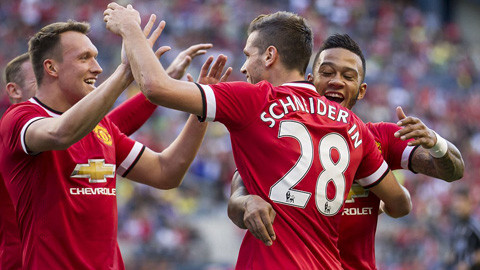 Các thành viên M.U ăn mừng cùng Schneiderlin.