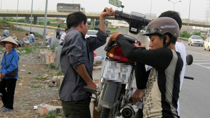 Với mỗi lần bốc xe qua lan can này họ đòi của người đi đường ít nhất 50- 60 ngàn đồng.