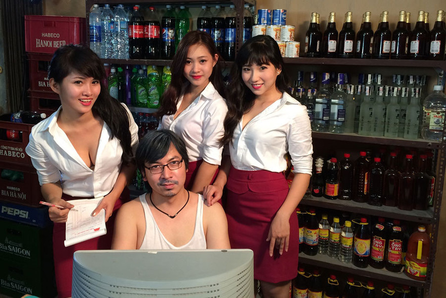 Giáo sư Xoay thành ông chủ hàng tạp hóa