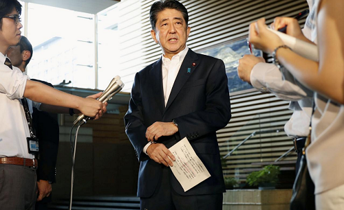 Thủ tướng Shinzo Abe trả lời báo chí sau cuộc họp Hội đồng An ninh Quốc gia khẩn cấp sáng 29/8. Ảnh: Reuters