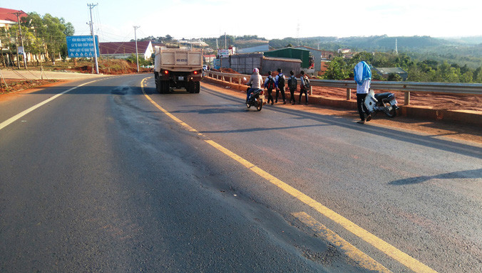 Đoạn đường bị sụp lún tại thị trấn Đức An.