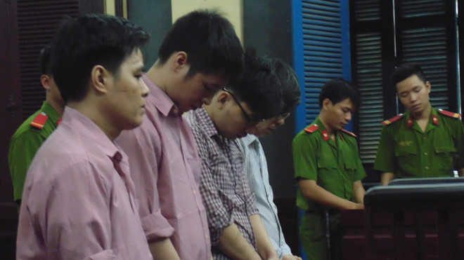 Các bị cáo tại phiên tòa chiều 11/1. Ảnh: Tân Châu.