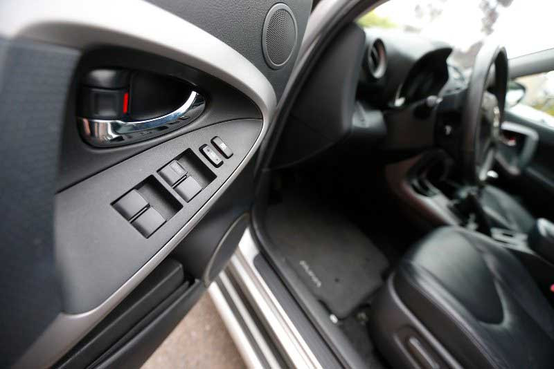 Cụm công tắc điều khiển cửa kính trên ghế lái.