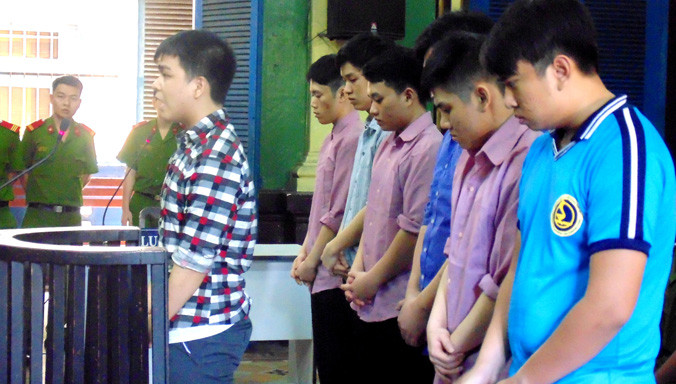 Các bị cáo tại phiên tòa ngày 11/1. Ảnh: Tân Châu.