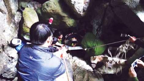 Lực lượng cứu hộ đưa nạn nhân lên khỏi hang.