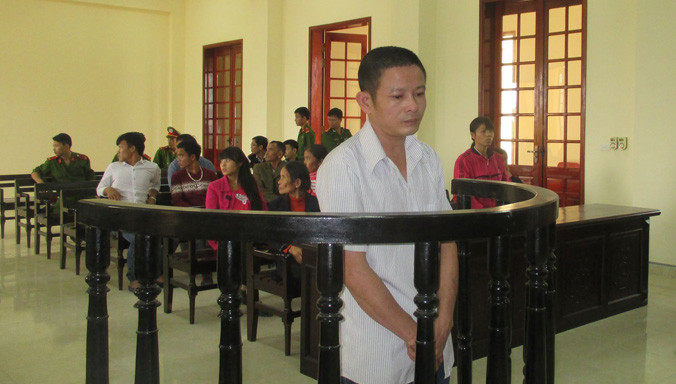 Bị cáo trước vành móng ngựa.