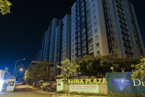 Chung cư Carina vẫn còn tối đèn sau gần 3 tuần xảy ra vụ cháy. Ảnh: Như Quỳnh