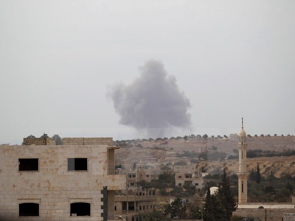 Khói bốc lên sau một cuộc không kích tại Idlib, Syria ngày 1/10. (Nguồn: Reuters/TTXVN)