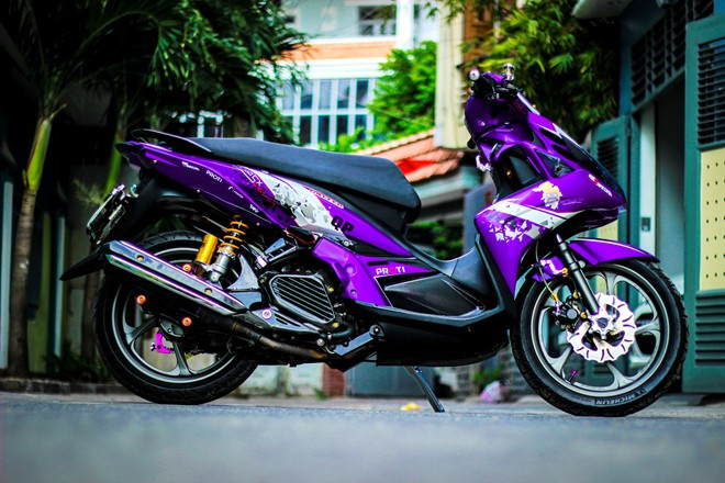 Yamaha Nouvo 5 là dòng xe phổ biến tại Việt Nam. Dưới bàn tay của những người thợ tại Sài Gòn, chiếc xe đã trở nên khác lạ và "không đụng hàng".