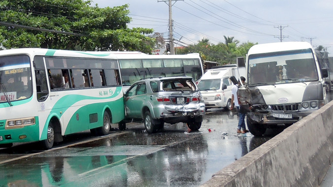 Hiện trường vụ tai nạn liên hoàn.