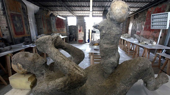 Trong nhiều năm qua, các nhà khảo cổ đã phát hiện những hốc rỗng dưới lớp tro núi lửa, nơi nạn nhân bị vùi lấp bên dưới. Họ lấp đầy chúng bằng thạch cao để phác thảo hình dáng của người thiệt mạng. 