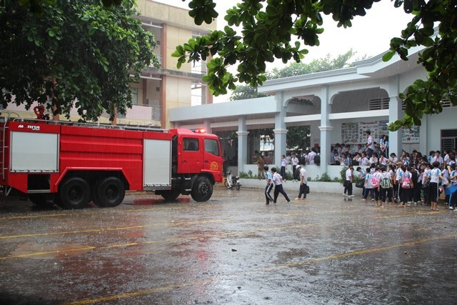 Vụ cháy khiến hàng trăm học sinh hoảng loạn. Ảnh: Ngọc An.