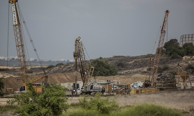 Nhiều xe cộ, máy móc đang làm việc tại biên giới Israel – Gaza.