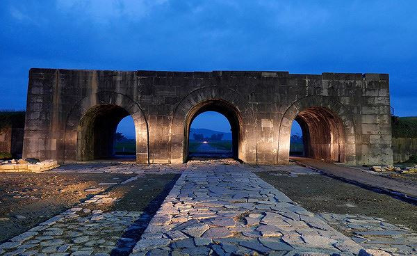 Thành nhà Hồ, một trong những biểu tượng Thanh Hóa xuất hiện trên sân khấu lễ kỷ niệm 990 năm