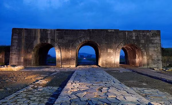 Thành nhà Hồ, một trong những biểu tượng Thanh Hóa xuất hiện trên sân khấu lễ kỷ niệm 990 năm