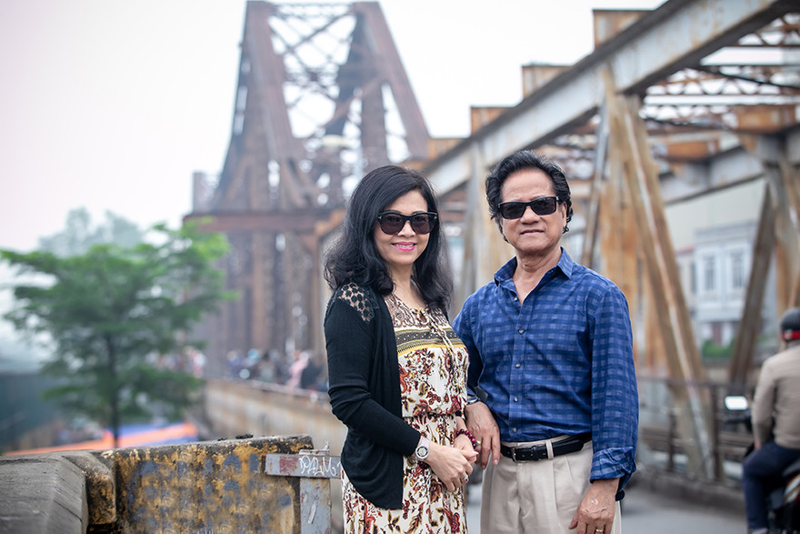 Bà xã đồng hành với chồng trong chuyến trở lại Hà Nội