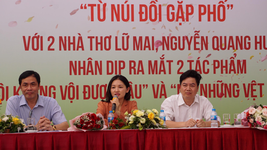 Hai nhà thơ trẻ ra mắt tản văn về Hà Nội. Ảnh: Nguyên Khánh