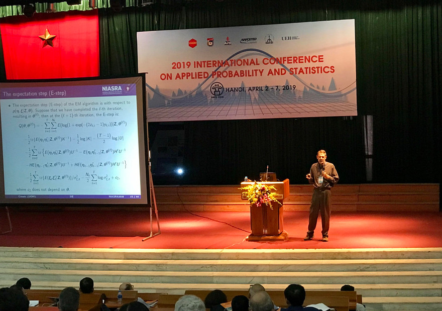 Các nhà khoa học trong nước và quốc tế trao đổi về thống kê và xác suất ứng dụng