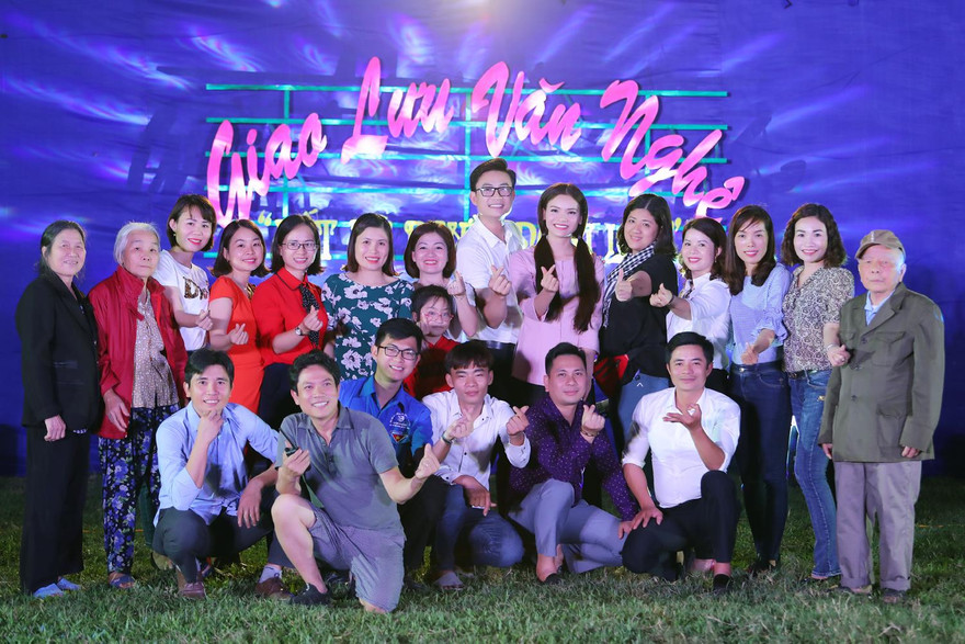 Bà con, bạn bè tham gia làm diễn viên quần chúng trong MV của Phạm Phương Thảo