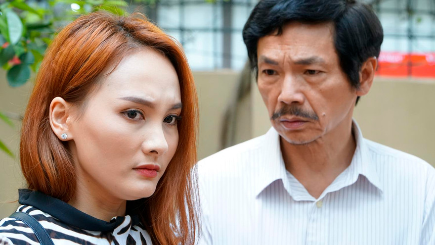 NSƯT Trung Anh vào vai ông bố goá vợ nuôi ba cô con gái trong "Về nhà đi con". Ảnh: VFC