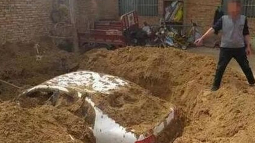 Người đàn ông chôn xe để che giấu bằng chứng gây tai nạn. Ảnh: SCMP