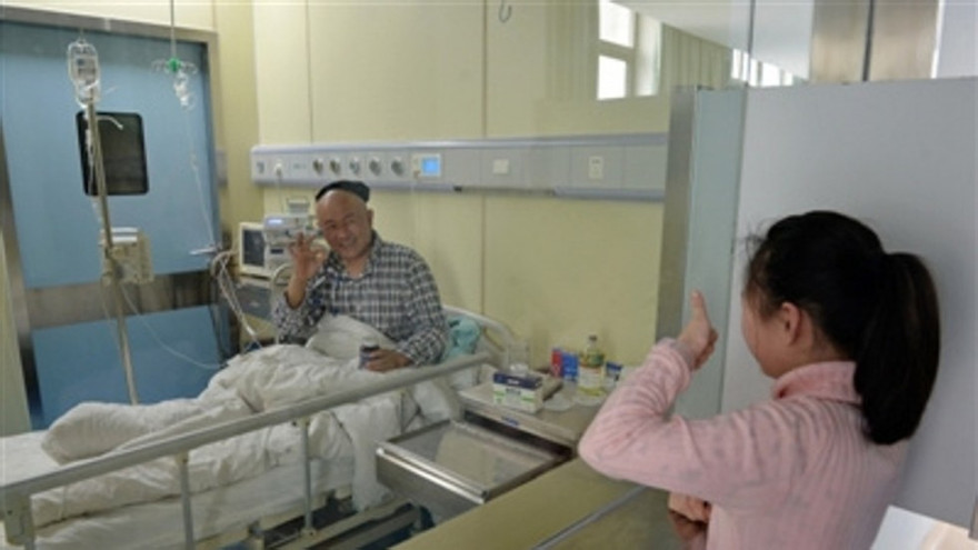 Bé Zhenzhen nỗ lực tăng cân để hiến tuỷ cứu cha. Ảnh: SCMP