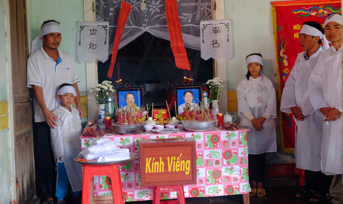 Chính quyền và người dân làm lễ tang cho cha con anh Hà