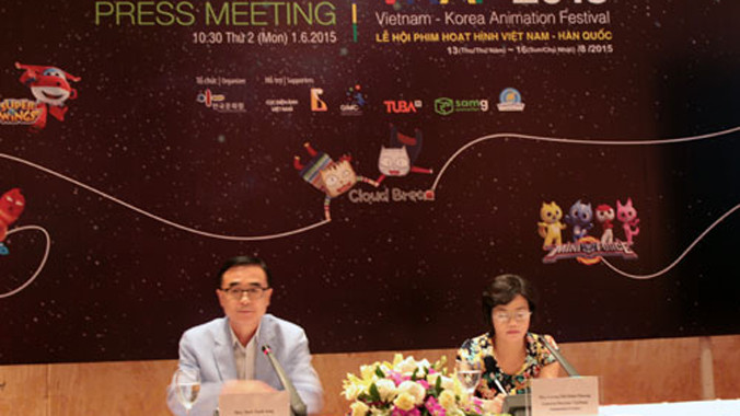 Ông Park Nark Jong (bên trái), Giám đốc Trung tâm Văn hóa Hàn Quốc tại Việt Nam và bà Lương Thị Minh Phương – Tổng giám đốc Hãng phim Họat hình Việt Nam tại buổi gặp mặt báo chí.