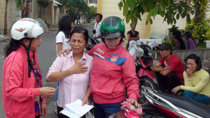 Người nhà nạn nhân đau đớn khi hay tin hai thiếu nữ tử vong.