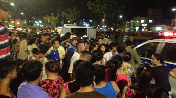 Rất đông người dân theo dõi vụ việc.