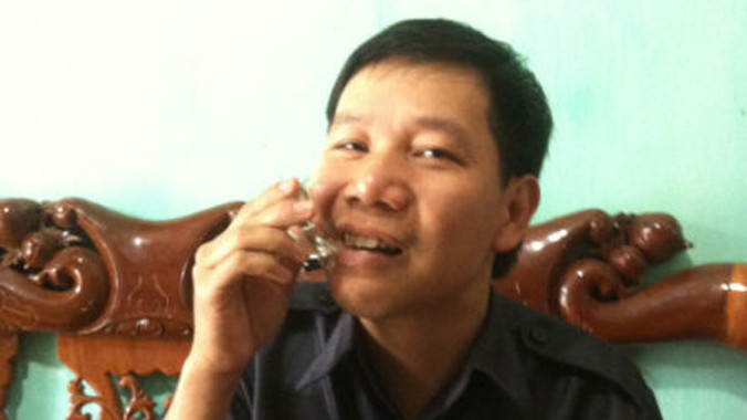 Anh Hữu ăn thủy tinh cho PV xem.