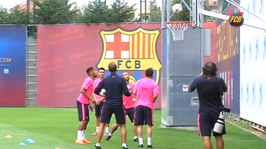 Messi đánh đầu ghi bàn vào rổ tuyệt đỉnh