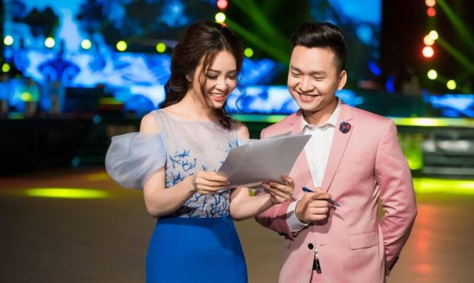 Á hậu Thuỵ Vân rạng rỡ hội ngộ MC Hạnh Phúc