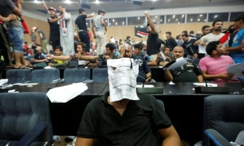 Người biểu tình xông vào toà nhà Quốc hội Iraq. Ảnh: Reuters