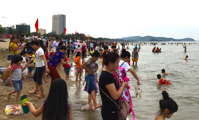 Biển Cửa Lò đông nghịt người trong ngày nghỉ lễ