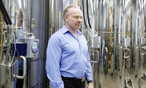 Max More, CEO Công ty Alcor đứng trước nơi chứa 147 bộ não và thân thể được bảo quản lạnh.