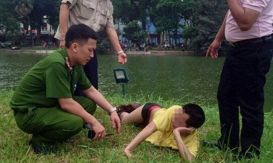 Giữa trưa bơi ra giữa hồ Gươm tạo dáng... nàng tiên cá