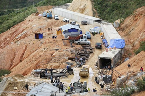 [ẢNH] Chạy đua với thời gian cứu nạn nhân sập hầm