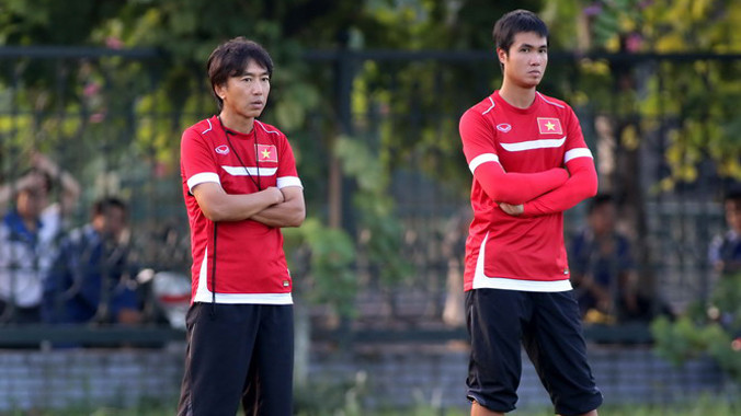 HLV Toshiya Miura (trái) cần nhiều sự hỗ trợ từ các trợ lý. Ảnh: Khả Hòa.