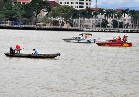 Lực lượng chức năng và người nhà tổ chức tìm kiếm thi thể nạn nhân.